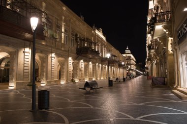 BAKU, AZERBAIJAN - 7 Nisan 2020 - Bakü, Azerbaycan şehir merkezi. Geceleri Azerbaycan 'ın başkenti Bakü' nün boş sokakları. Covid salgını yaşanıyor