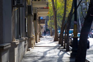 BAKU, AZERBAIJAN - 14 Nisan 2020 - Bakü, Azerbaycan şehir merkezi. Gündüz vakti Azerbaycan 'ın başkenti Bakü' nün boş sokakları. Covid salgını yaşanıyor