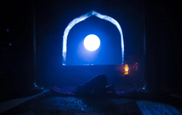 Realistyczna Miniatura Wnętrz Arabskich Oknem Kolumnami Sylwetka Muzułmanina Modlącego Się — Zdjęcie stockowe