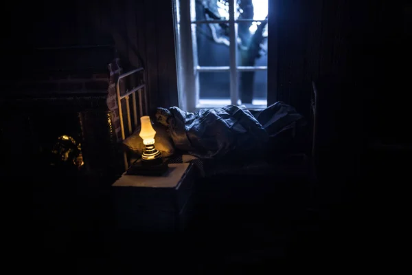 Чоловік Комфортно Спав Своєму Ліжку Вночі Реалістична Спальня Лялькового Будиночка — стокове фото