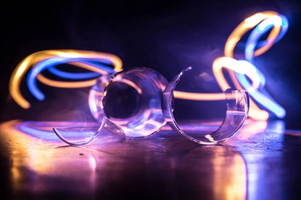 Drinken Gebroken Glas Concept Gebroken Bril Houten Tafel Bij Donkere — Stockfoto