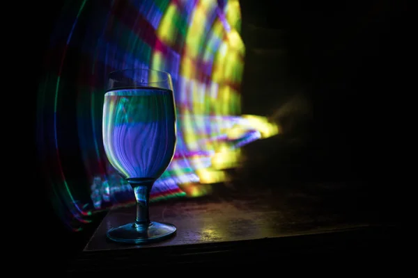 Cálice Vinho Mesa Madeira Com Belas Luzes Tonificadas Fundo Copos — Fotografia de Stock