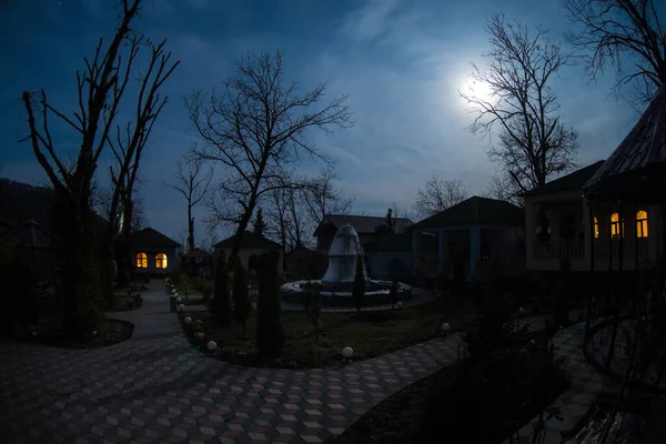 Vollmond Über Einem Ruhigen Dorf Der Nacht Schöne Nächtliche Berglandschaft — Stockfoto