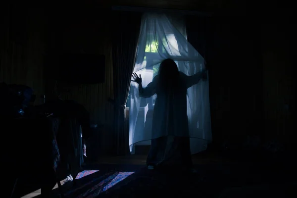 Horror Silueta Okně Závěsem Uvnitř Ložnice Noci Hrůza Halloween Koncept — Stock fotografie