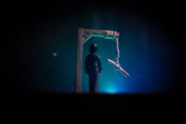 Sigara içilmiyor. Sigaralı yaratıcı tablo dekorasyonu. Sigara kansere neden olur ve öldürür. İskeleye asılmış sigara.