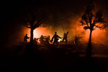 Savaş Konsepti. Askeri siluetler savaş sisli gökyüzü arka planında savaş sahnesi, Dünya Savaşı Askerleri Silueti Bulutlu Gökyüzünün Altında Gece. Harap olmuş şehirde savaş. Seçici odak