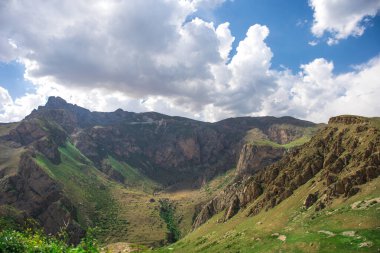 Yazın gündüz dağlarda güzel bir manzara. Gün batımında dağlar. Azerbaycan, Kafkasya. Khinalig