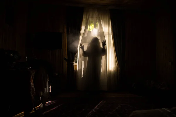 Geceleri Yatak Odasında Perdesi Olan Korkunç Bir Siluet Korku Sahnesi — Stok fotoğraf