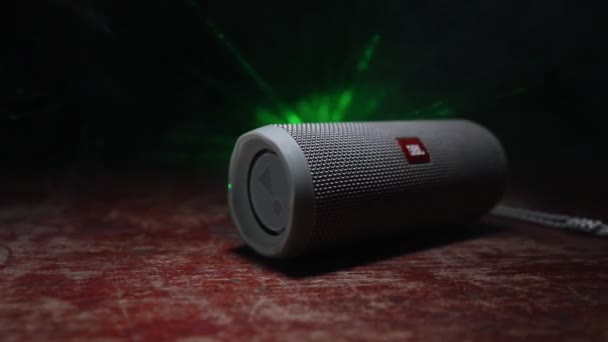 Відеозапис Jbl Bluetooth Столі Туманом Фоном Темряві — стокове відео