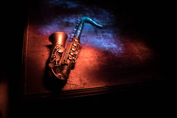 音乐概念 萨克斯风爵士乐器 阿尔托金萨克斯迷你与彩色色调的光在雾蒙蒙的背景 低光下的萨克斯风乐器 有选择的重点 — 图库照片