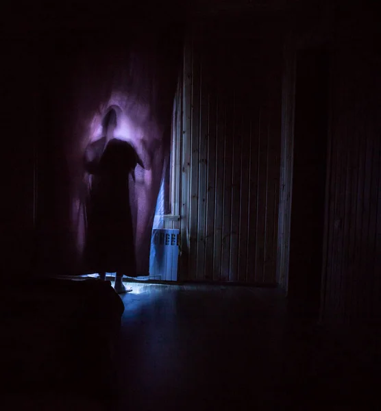 Τρομακτική Σιλουέτα Στο Παράθυρο Κουρτίνα Στο Εσωτερικό Υπνοδωμάτιο Βράδυ Τρομακτική — Φωτογραφία Αρχείου