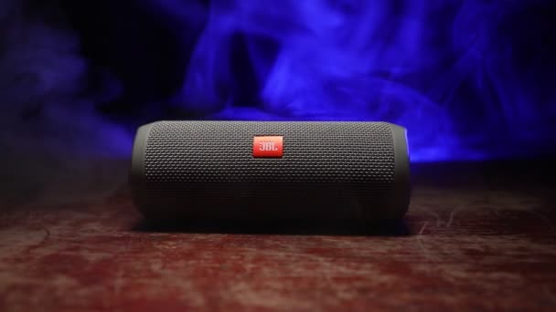 Imagens Close Alto Falante Jbl Bluetooth Mesa Com Nevoeiro Luz — Vídeo de Stock