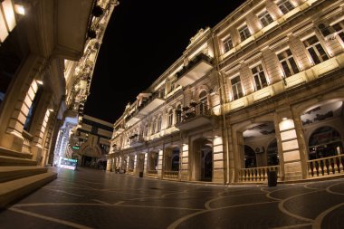 BAKU, AZERBAIJAN - 7 Nisan 2020 - Bakü, Azerbaycan şehir merkezi. Geceleri Azerbaycan 'ın başkenti Bakü' nün boş sokakları. Covid salgını yaşanıyor