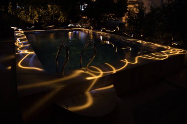 Gece havuzu, tatil geçmişi. Renkli ışık süslemesi. Dondurucu Işık