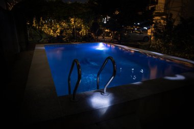 Gece havuzu, tatil geçmişi. Renkli ışık süslemesi. Dondurucu Işık