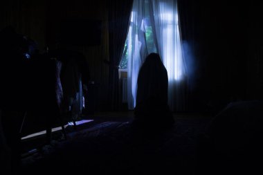 Geceleri yatak odasında perdesi olan korkunç bir siluet. Korku sahnesi. Cadılar Bayramı konsepti Bulanık hayalet silueti