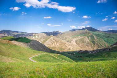 Yazın gündüz dağlarda güzel bir manzara. Gün batımında dağlar. Azerbaycan, Kafkasya. Khinalig