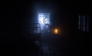 Geceleri mobilyaları ve pencereleri olan gerçekçi bir bebek odası. Pencerede oturan romantik bir çift. Kadın ve erkek yatak odasında sevişiyor. Sanat eseri masa dekorasyonu. Seçici odak.