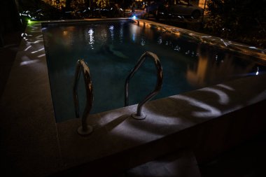 Gece havuzu, tatil geçmişi. Renkli ışık süslemesi. Dondurucu Işık