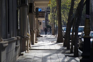 BAKU, AZERBAIJAN - 14 Nisan 2020 - Bakü, Azerbaycan şehir merkezi. Gündüz vakti Azerbaycan 'ın başkenti Bakü' nün boş sokakları. Covid salgını yaşanıyor