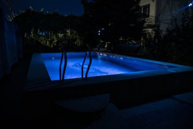 Gece havuzu, tatil geçmişi. Renkli ışık süslemesi. Dondurucu Işık