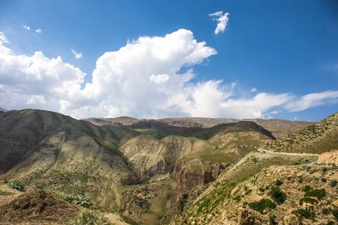 Yazın gündüz dağlarda güzel bir manzara. Gün batımında dağlar. Azerbaycan, Kafkasya. Khinalig
