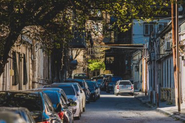BAKU, AZERBAIJAN - 14 Nisan 2020 - Bakü, Azerbaycan şehir merkezi. Gündüz vakti Azerbaycan 'ın başkenti Bakü' nün boş sokakları. Covid salgını yaşanıyor