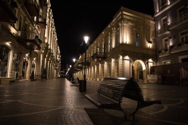 BAKU, AZERBAIJAN - 7 Nisan 2020 - Bakü, Azerbaycan şehir merkezi. Geceleri Azerbaycan 'ın başkenti Bakü' nün boş sokakları. Covid salgını yaşanıyor