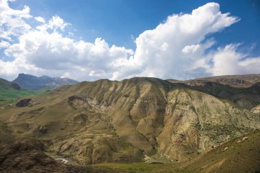 Yazın gündüz dağlarda güzel bir manzara. Gün batımında dağlar. Azerbaycan, Kafkasya. Khinalig