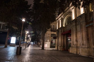 BAKU, AZERBAIJAN - 7 Nisan 2020 - Bakü, Azerbaycan şehir merkezi. Geceleri Azerbaycan 'ın başkenti Bakü' nün boş sokakları. Covid salgını yaşanıyor