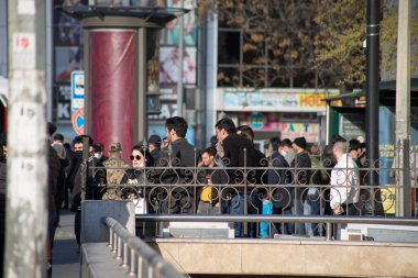 BAKU, AZERBAIJAN - 14 Nisan 2020 - Bakü, Azerbaycan şehir merkezi. Gündüz vakti Azerbaycan 'ın başkenti Bakü' nün boş sokakları. Covid salgını yaşanıyor