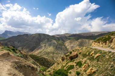Yazın gündüz dağlarda güzel bir manzara. Gün batımında dağlar. Azerbaycan, Kafkasya. Khinalig