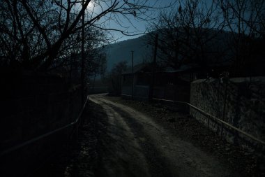 Gece sessiz köyde dolunay var. Ay ışığı altındaki dağ köyünün güzel gece manzarası. Azerbaycan doğası. Uzun pozlu çekim
