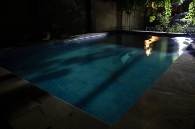 Gece havuzu, tatil geçmişi. Renkli ışık süslemesi. Dondurucu Işık