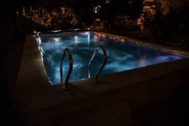 Gece havuzu, tatil geçmişi. Renkli ışık süslemesi. Dondurucu Işık