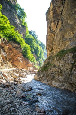 Yazın gündüz dağlarda güzel bir manzara. Gün batımında dağlar. Azerbaycan, Kafkasya. Khinalig