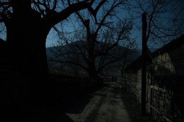 Gece sessiz köyde dolunay var. Ay ışığı altındaki dağ köyünün güzel gece manzarası. Azerbaycan doğası. Uzun pozlu çekim