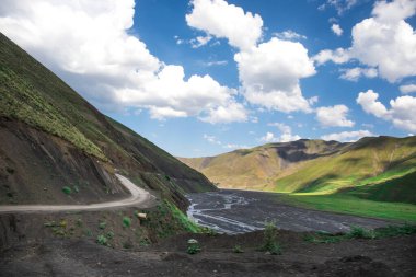 Yazın gündüz dağlarda güzel bir manzara. Gün batımında dağlar. Azerbaycan, Kafkasya. Khinalig