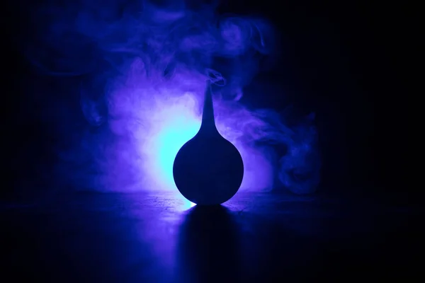 Синяя Клизма Темном Фоне Подсветкой Творчество Украшенное Светом Селективный Фокус — стоковое фото