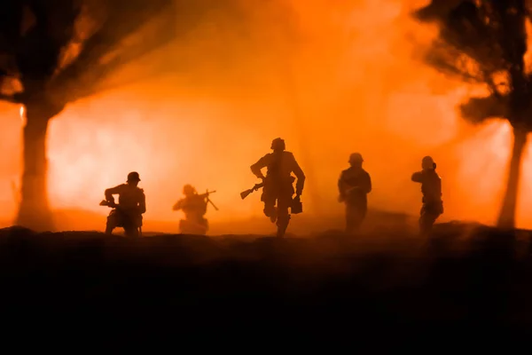 Koncepcja Wojny Wojskowe Sylwetki Walczące Sceny Tle Nieba Mgły Wojennej — Zdjęcie stockowe