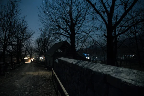 Вночі Над Тихим Селом Прекрасний Нічний Краєвид Гірського Села Під — стокове фото