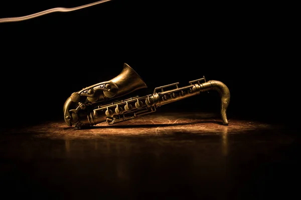 Musikkonzept Saxophon Jazzinstrument Altgoldene Saxofon Miniatur Mit Farbig Getöntem Licht — Stockfoto