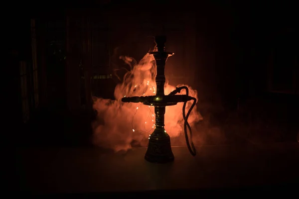 火锅上的火炭在黑暗的房间里冒着水汽 带着背光在黑暗中的时髦东方沙司 有选择的重点 — 图库照片