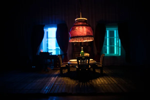 Реалістична Вітальня Лялькового Будиночка Меблями Вікнами Вночі Художнє Оздоблення Столу — стокове фото