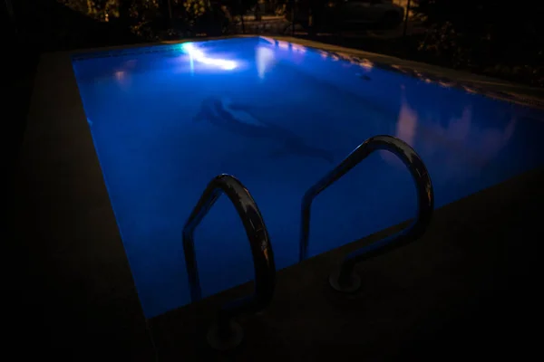 Πισίνα Νύχτα Φόντο Διακοπών Πολύχρωμο Φως Διακόσμηση Καταψύκτης — Φωτογραφία Αρχείου