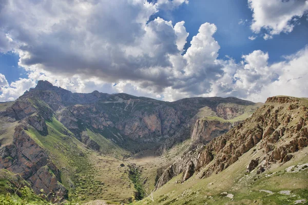 Hermoso Paisaje Las Montañas Verano Durante Día Montañas Atardecer Azerbaiyán —  Fotos de Stock