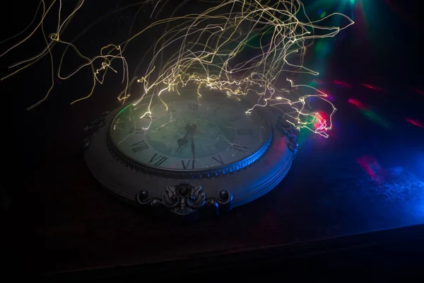 Zeitkonzept Große Vintage Runde Uhr Auf Holztisch Mit Abstraktem Licht — Stockfoto