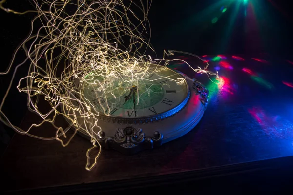 Zeitkonzept Große Vintage Runde Uhr Auf Holztisch Mit Abstraktem Licht — Stockfoto