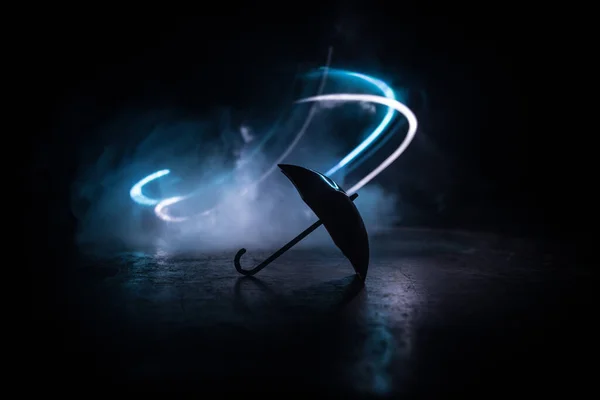 Silueta Miniatury Deštníku Stole Tmavým Mlhavým Pozadím Tvůrčí Koncept Selektivní — Stock fotografie