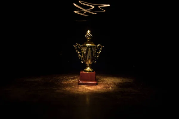 Złoty Puchar Stole Ciemne Tło Miejsca Kopiowania Kreatywna Dekoracja Graficzna — Zdjęcie stockowe